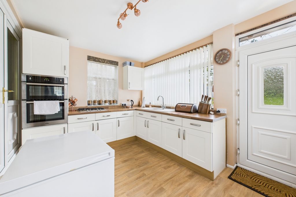 Property photo 3 of 19 Kitchen