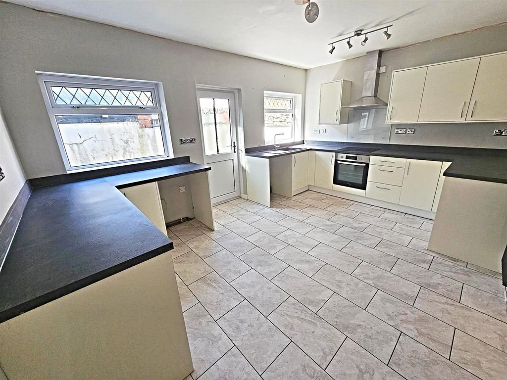 Property photo 3 of 16 Kitchen/Breakfast Room