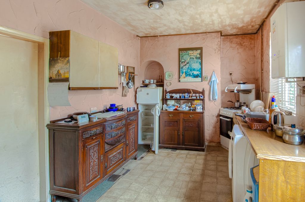 Property photo 2 of 13 Advert-090