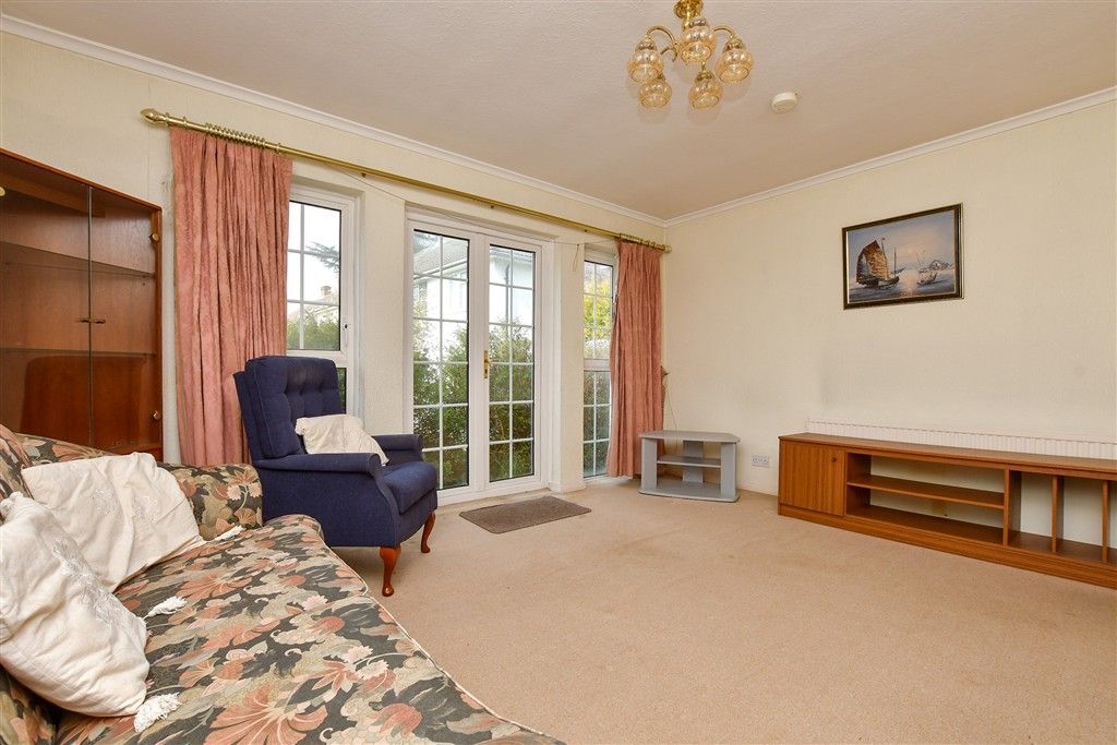 Property photo 3 of 8 Lounge