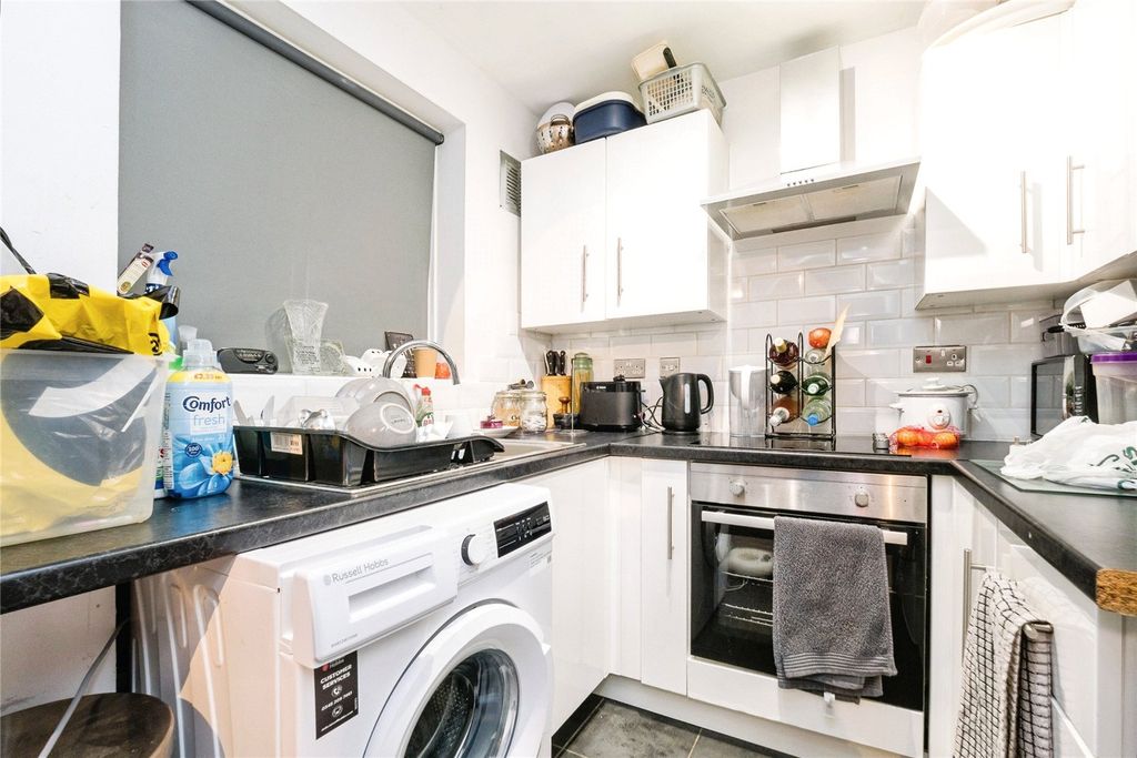 Property photo 3 of 11 Kitchen