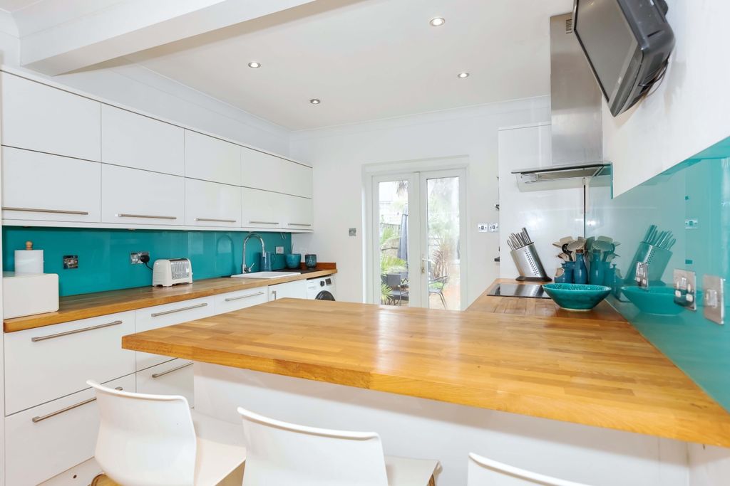 Property photo 2 of 24 Woodlea Rd_15