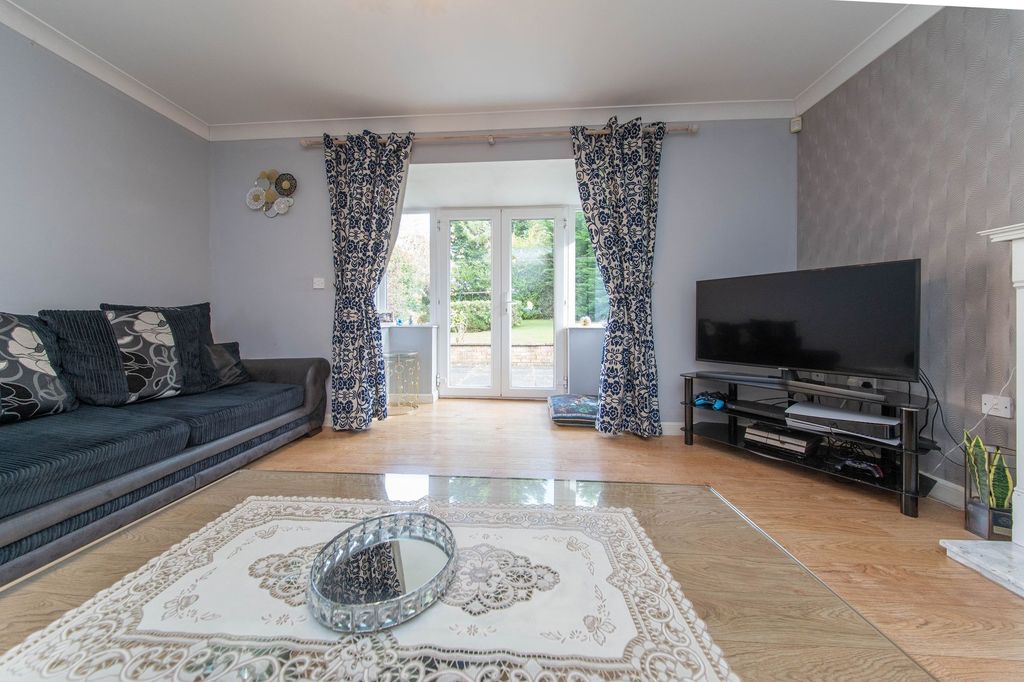 Property photo 2 of 31 Lounge