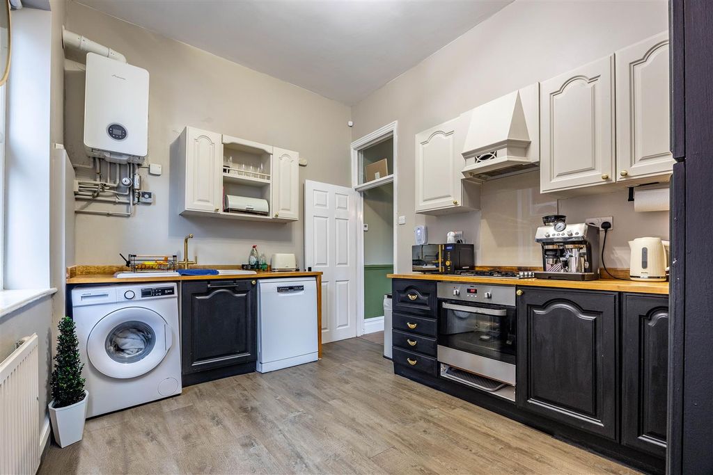 Property photo 3 of 11 Kitchen