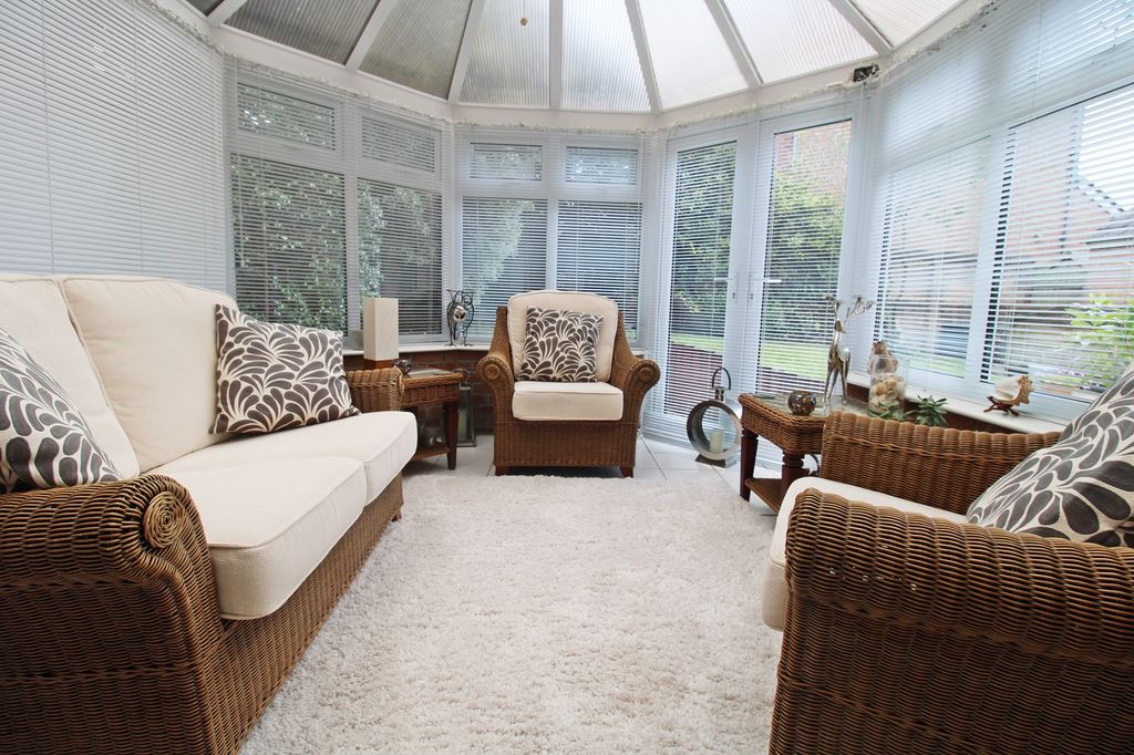 Property photo 3 of 32 Conservatory