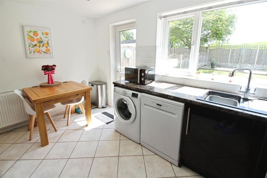 Property photo 3 of 16 Dining Kitchen