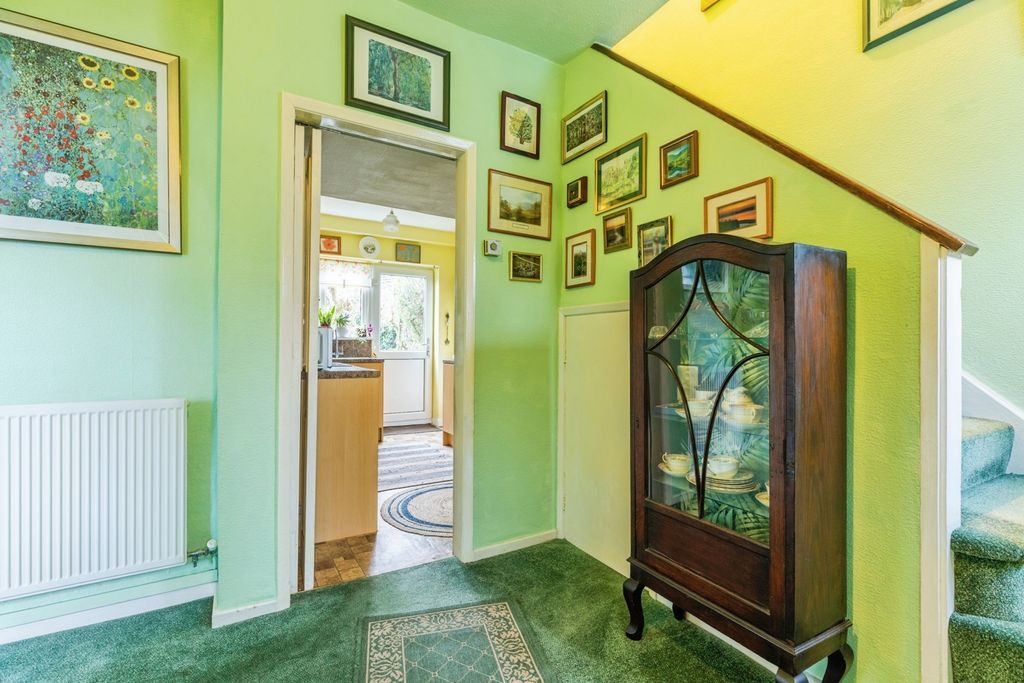 Property photo 2 of 18 Hallway