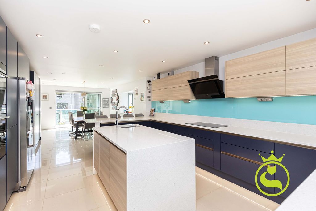 Property photo 1 of 42