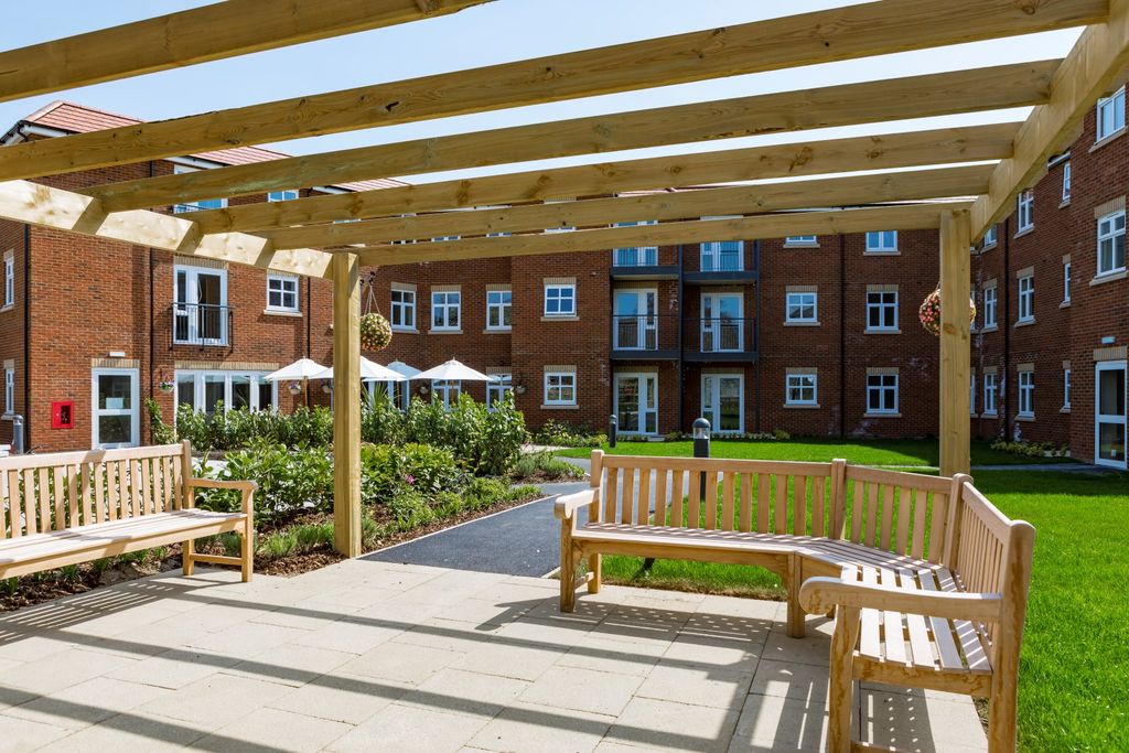 Property photo 1 of 8 Shared Gardens