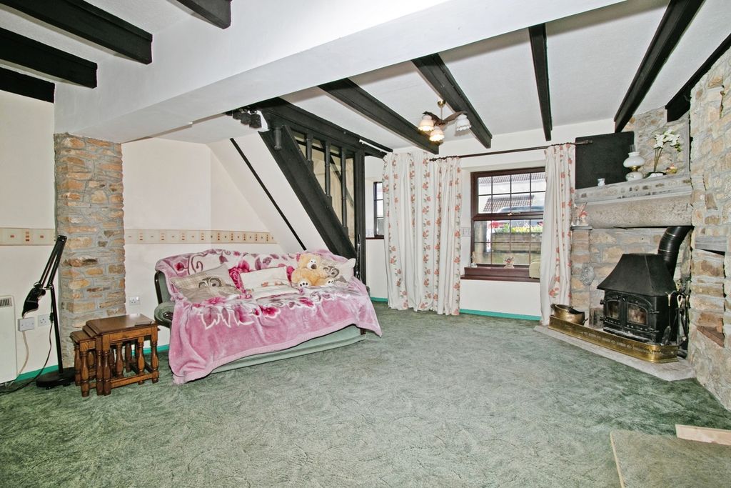 Property photo 3 of 27 Lounge