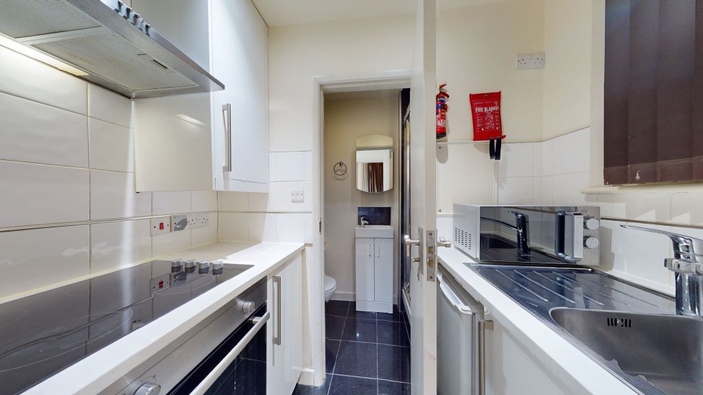 Property photo 2 of 9 Kitchen