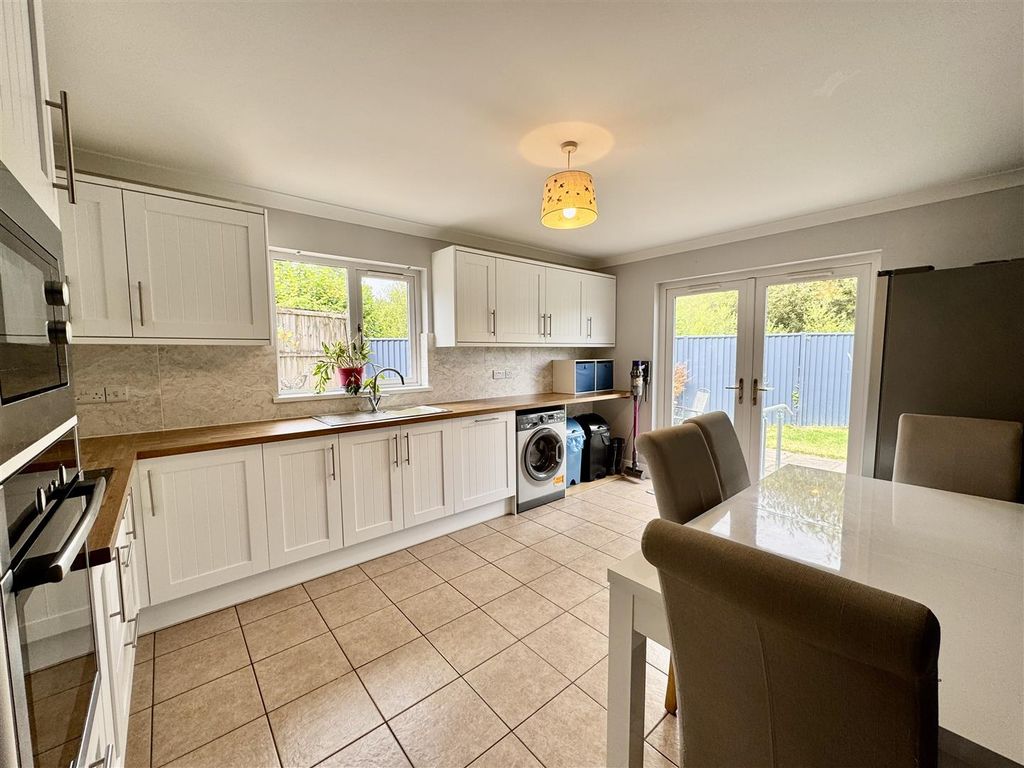 Property photo 3 of 21 Kitchen