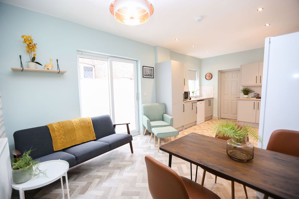 Property photo 3 of 6 Communal Living Area