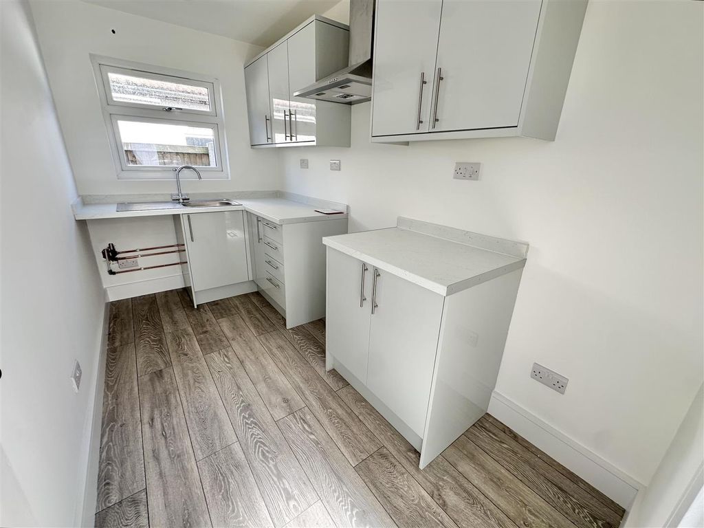 Property photo 3 of 11 Kitchen