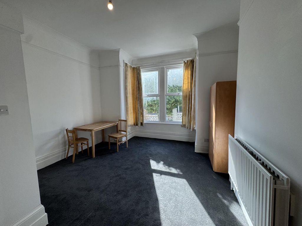 Property photo 1 of 7 Large 1 Bedroom Ground Floor Garden Flat