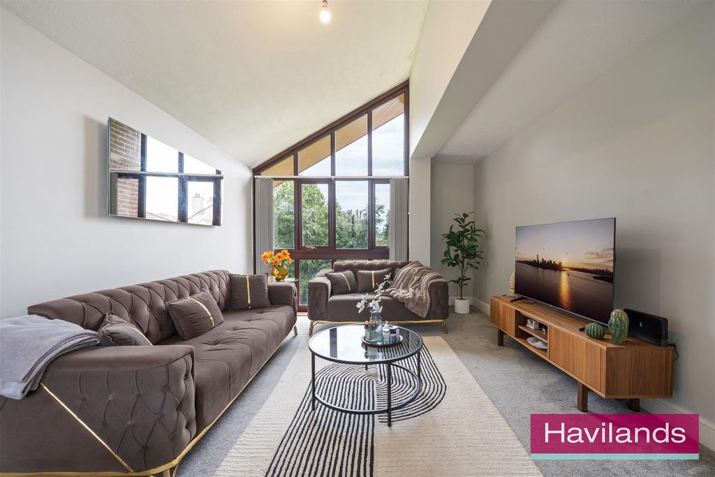 Property photo 2 of 12 Oak Lodge, 50 Eversley Park Road-9.Jpg