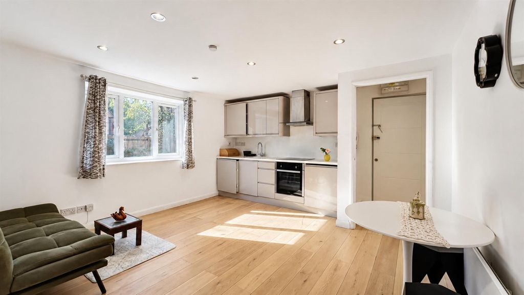 Property photo 2 of 11 Jade Close, 1 Bed For Sale By Barrain London Estat