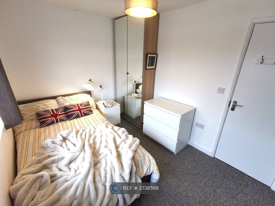 Property photo 3 of 12 Room 4: Double Room (Bathroom Shared With 1 Other)