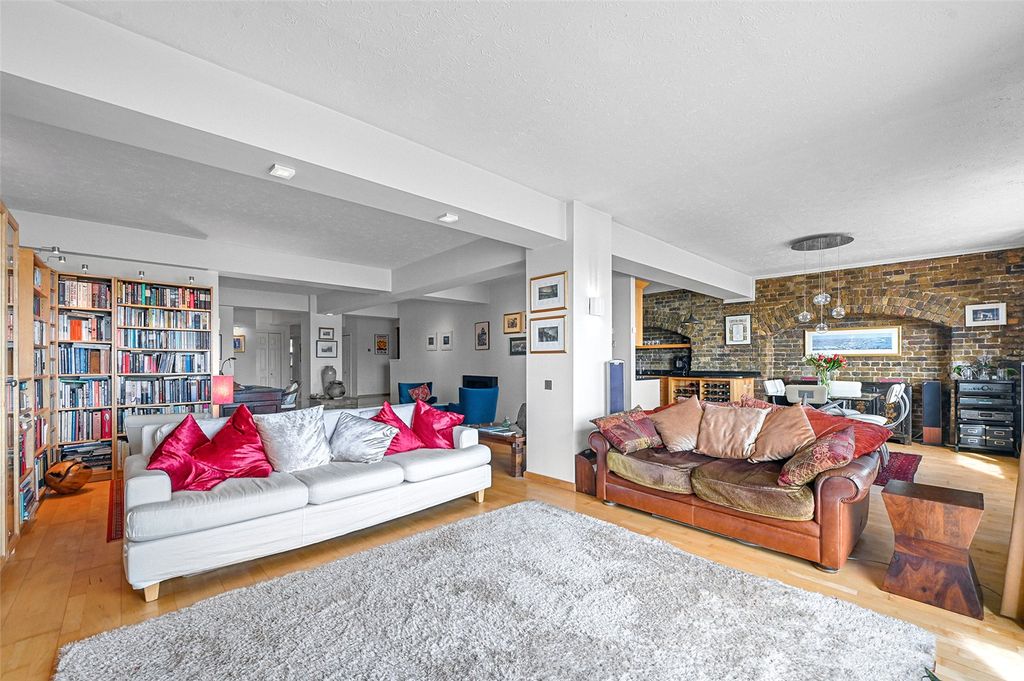 Property photo 2 of 20 Reception