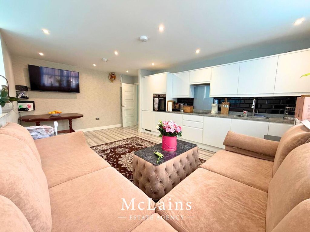 Property photo 3 of 6 Living Room