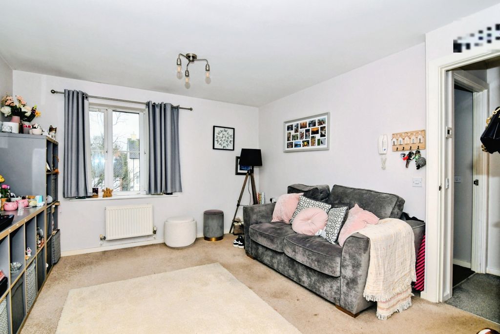 Property photo 3 of 8 Living