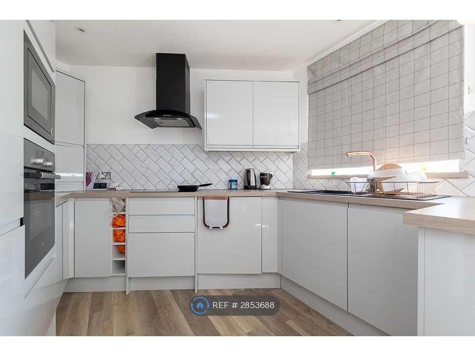 Property photo 2 of 11 Fully Integrated Kitchen