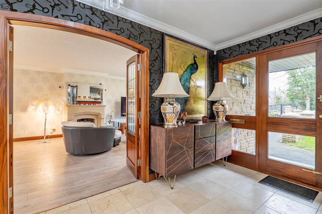 Property photo 2 of 27 Entrance Hall