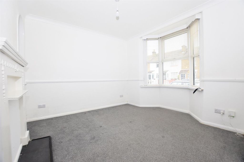 Property photo 3 of 11 Lounge