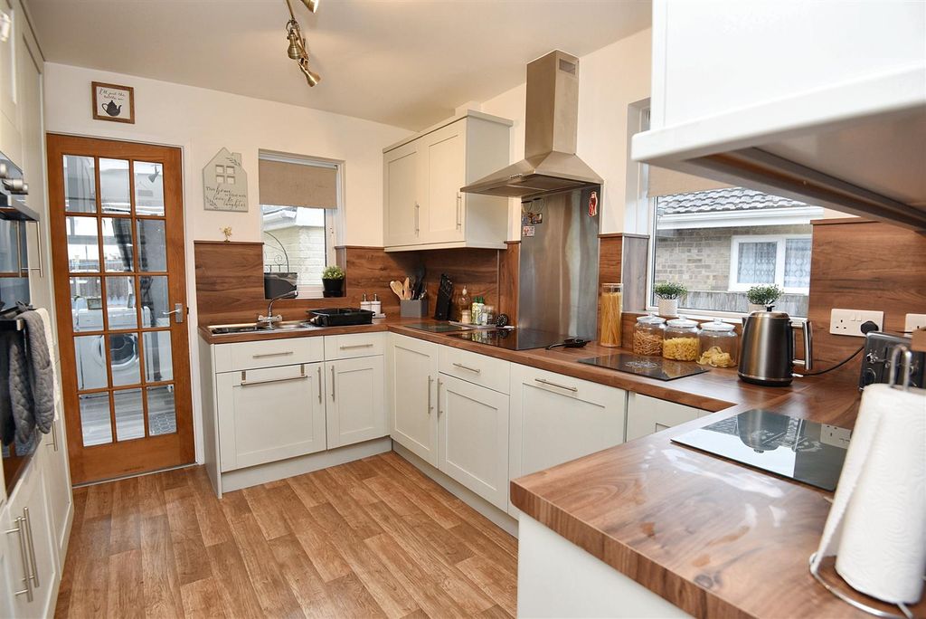 Property photo 3 of 10 Kitchen