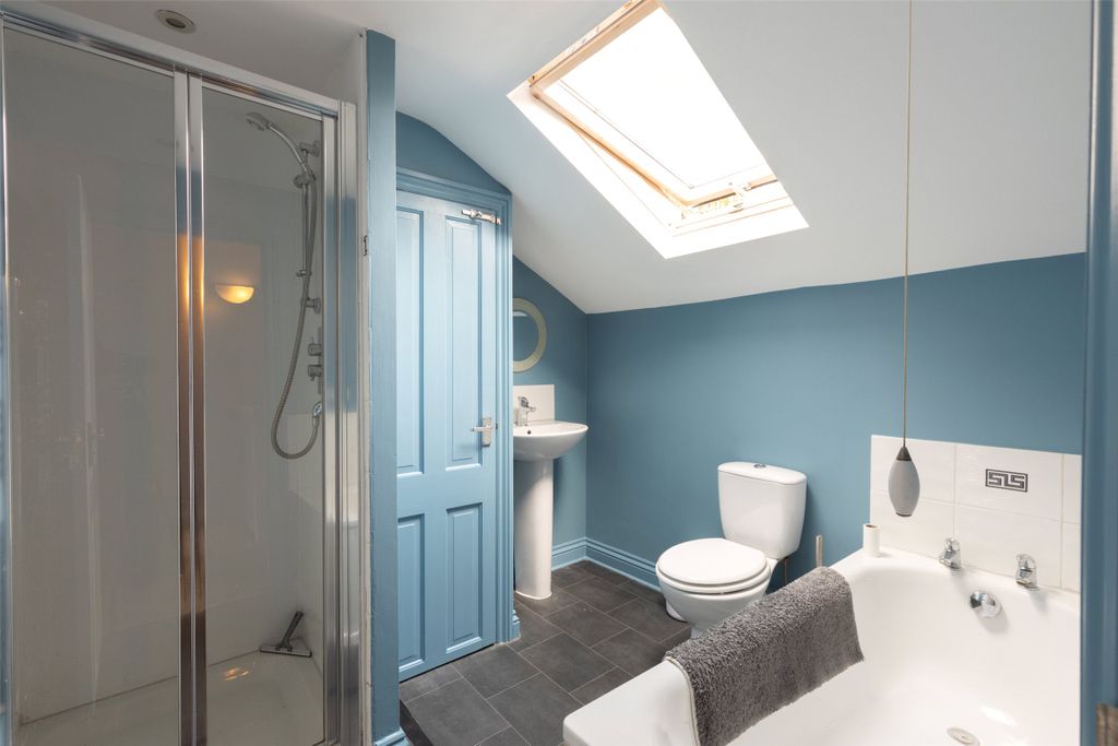 Property photo 2 of 7 Bathroom