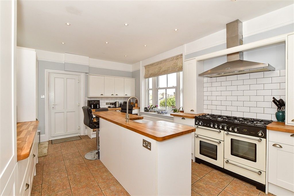 Property photo 2 of 25 Kitchen