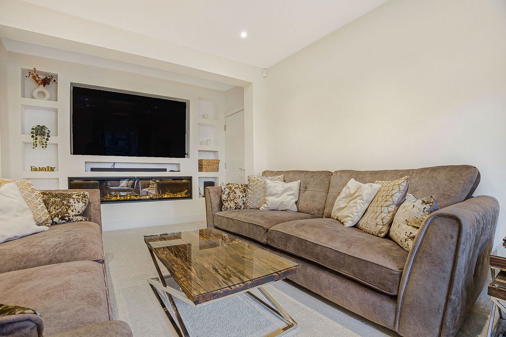 Property photo 3 of 38