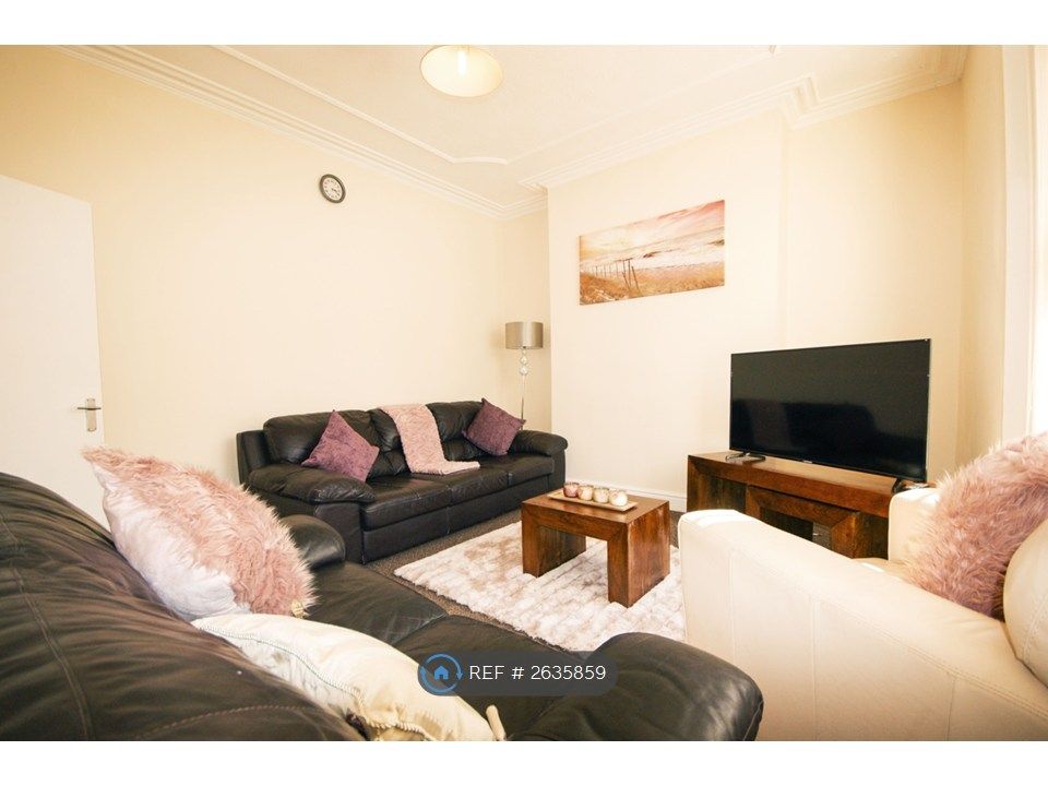 Property photo 2 of 34 Large And Bright Living Room With Comfy Sofas