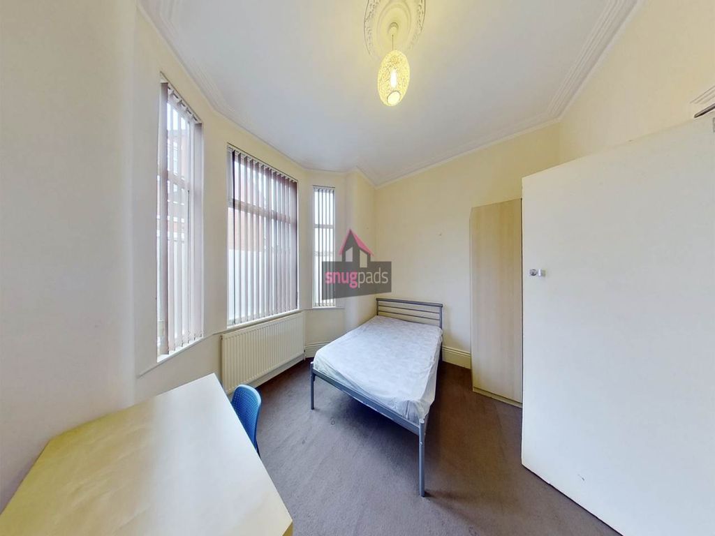 Property photo 3 of 13 Bed 2