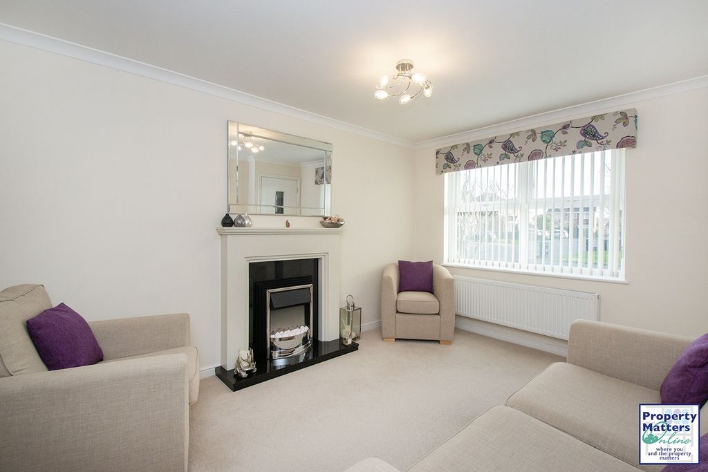 Property photo 3 of 17 Lounge