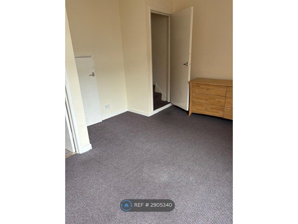 Property photo 1 of 5 Bedroom/Lounge