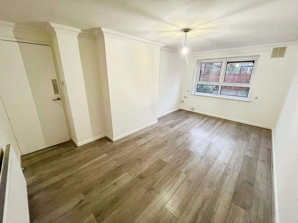 Property photo 2 of 8 Lounge