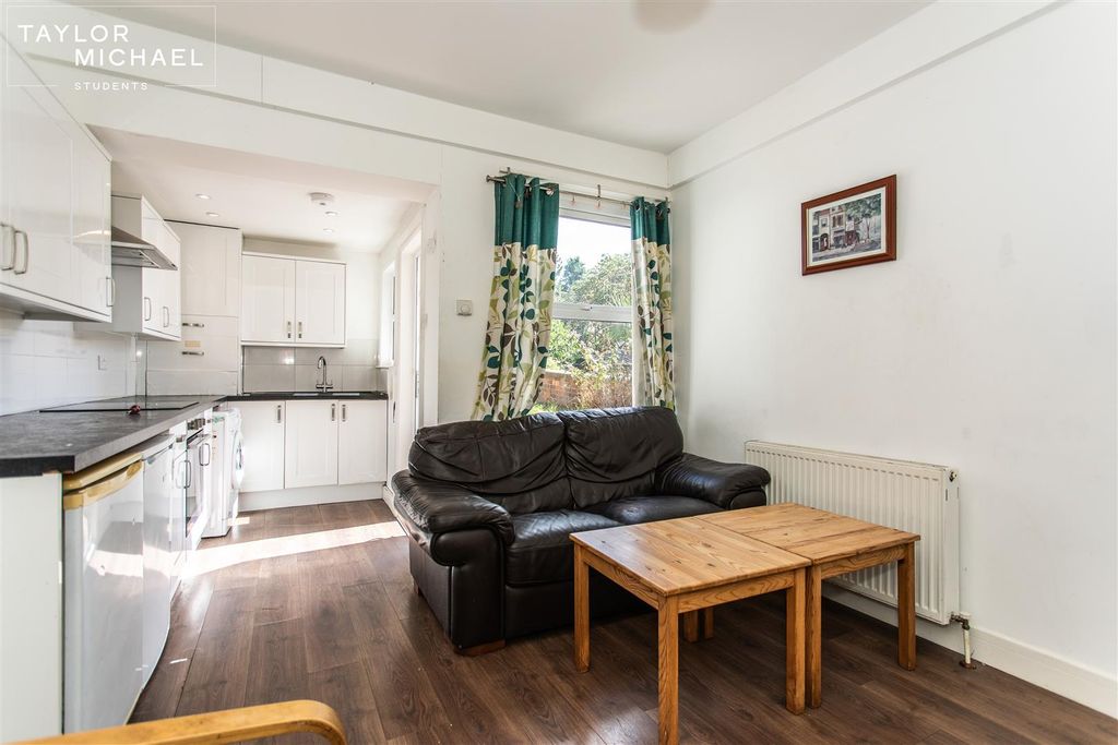 Property photo 1 of 17 Livingroom