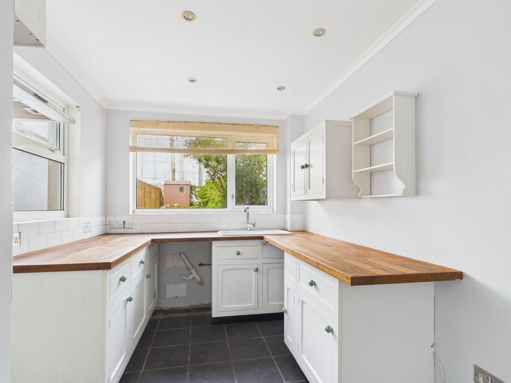 Property photo 2 of 9 Kitchen