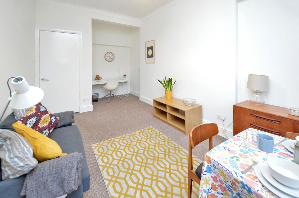 Property photo 3 of 14 Lounge/ Dining Room