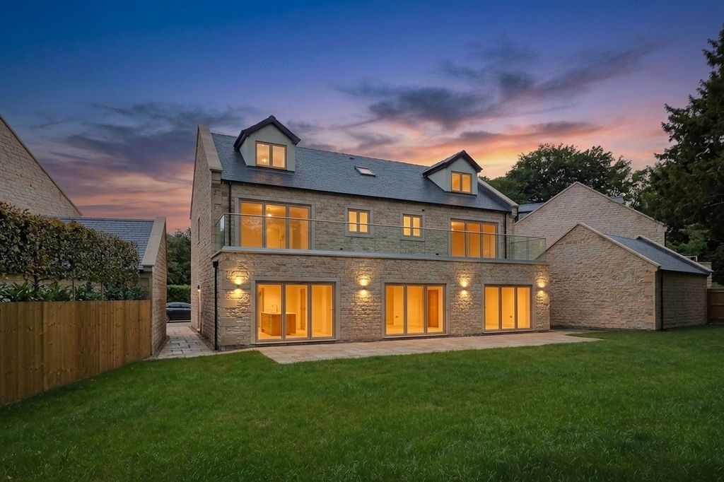 Property photo 2 of 14 Example External
