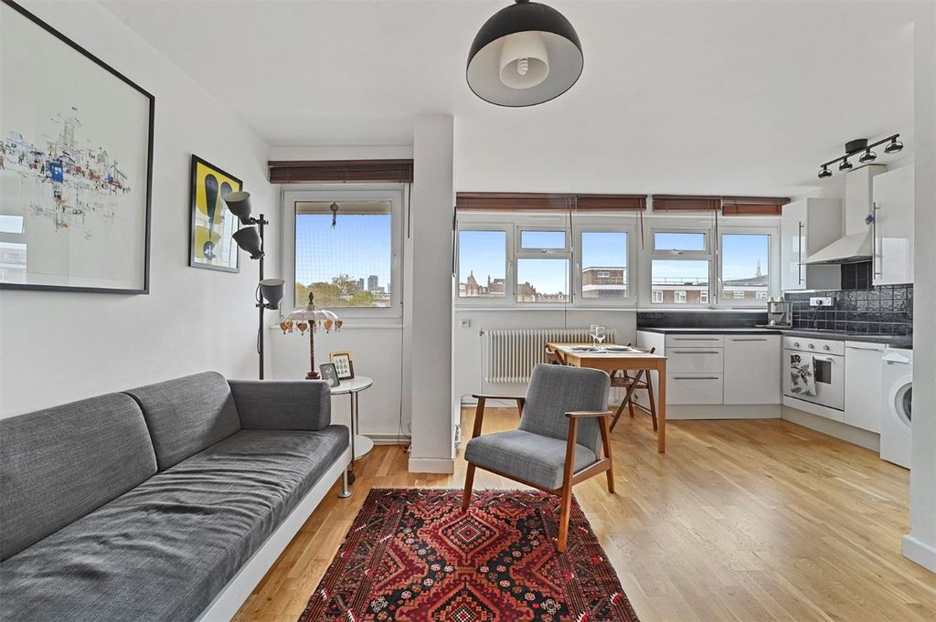 Property photo 3 of 11 Fellows Court E2