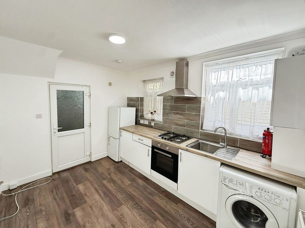 Property photo 3 of 10 Kitchen/Living