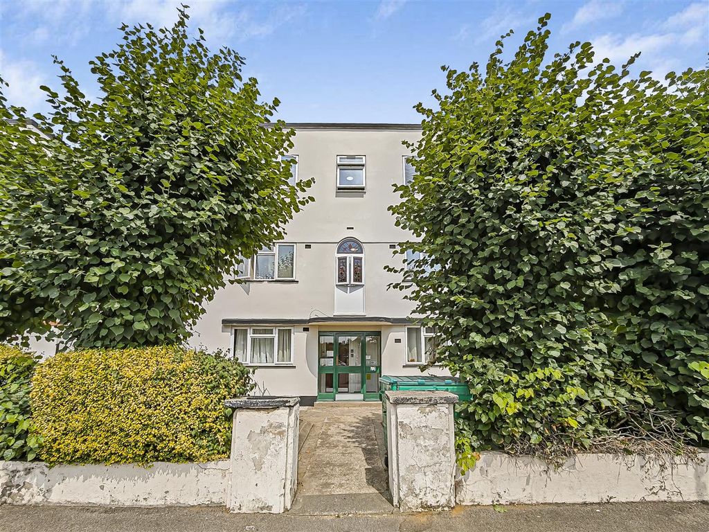 Property photo 1 of 11 14, 1 Forest Lea, Holly Road-12.Jpg