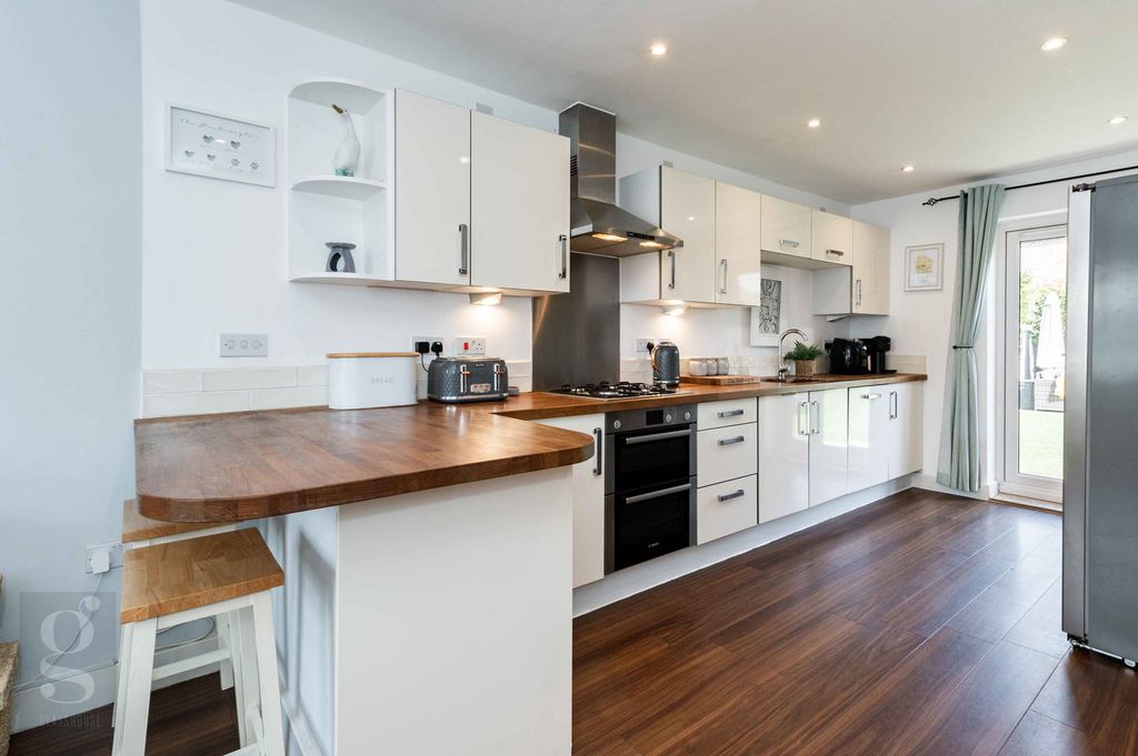 Property photo 2 of 31