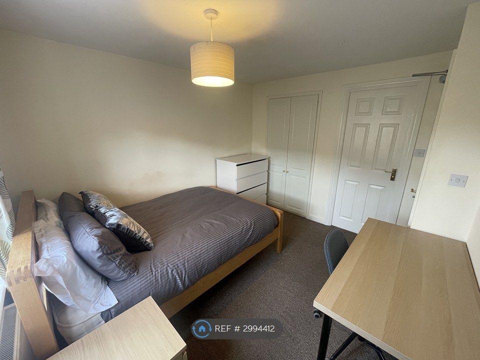 Property photo 3 of 12 Spacious Room