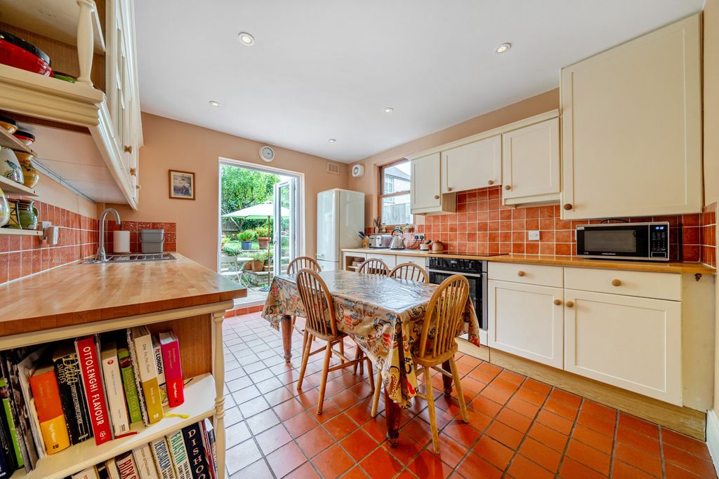 Property photo 3 of 23 Kitchen/Breakfast