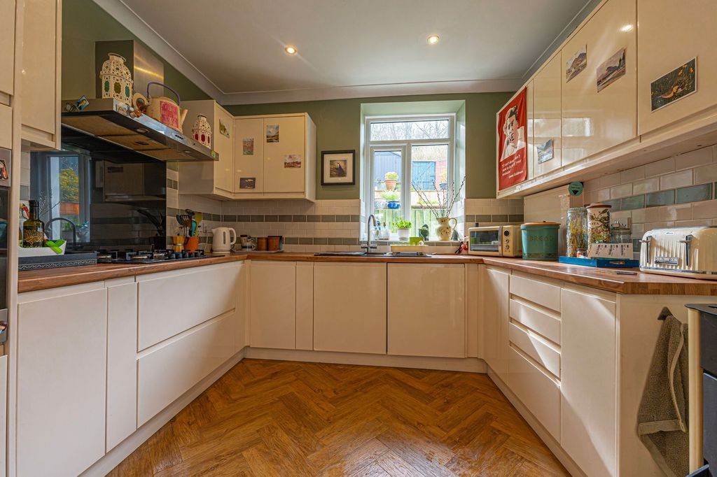 Property photo 2 of 32