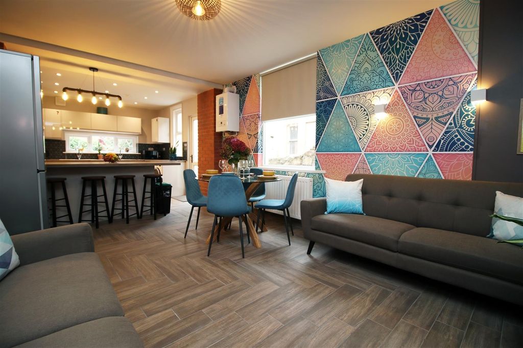 Property photo 2 of 10 Stylish Open-Plan Living With Vibrant Decor....