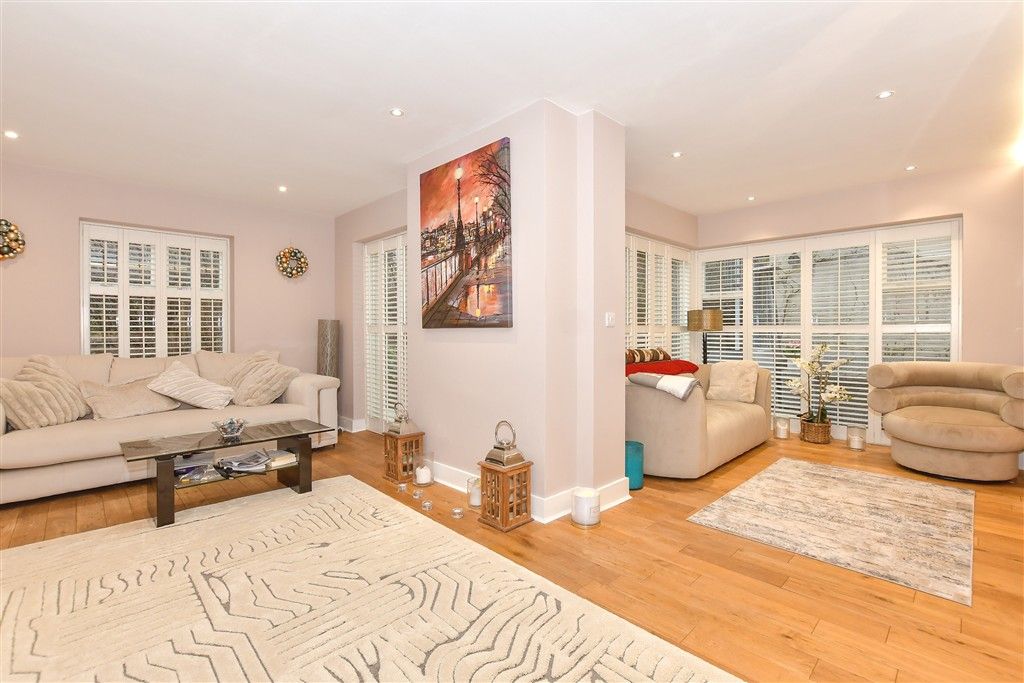 Property photo 2 of 17 Lounge